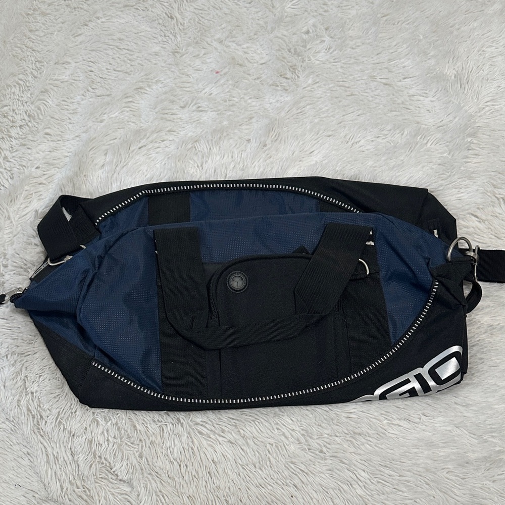 🎻 NWOT Ogio Duffle Bag